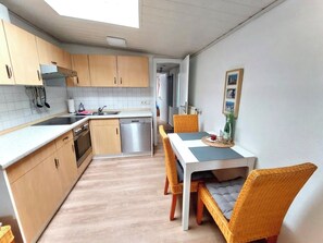 Jääkaappi, uuni, liesi, astianpesukone
