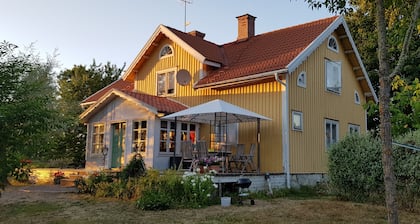 Schwedenstuga au cĆur de Smaland entourĂ© de prairies, forĂȘts et lacs