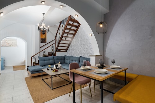 A Unique 3-4 bedrooms house in OLD TOWN - Overlooking the whole Old Town