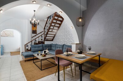 A Unique 3-4 bedrooms house in OLD TOWN - Overlooking the whole Old Town