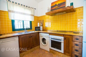 Een koelkast, een microgolfoven, een oven, een vaatwasser