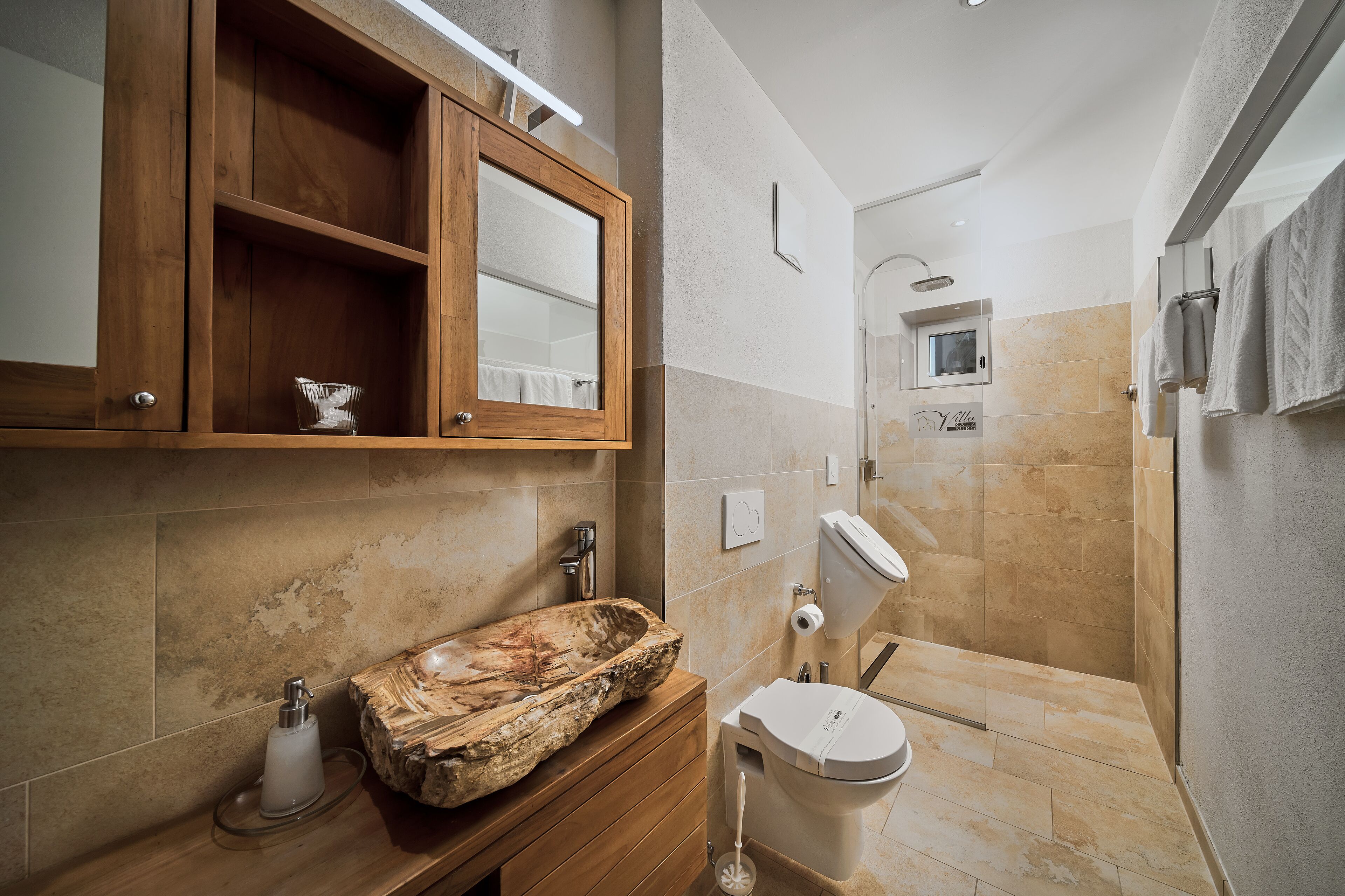 Noble, fully equipped apartment centrally located newly renovated