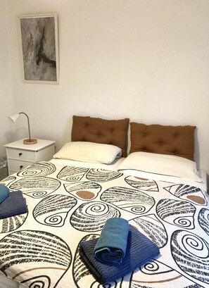 5 habitaciones, escritorio y tabla de planchar con plancha