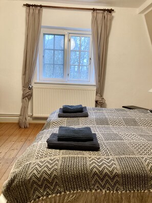 5 Schlafzimmer, Schreibtisch, Bügeleisen/Bügelbrett, Reisekinderbett