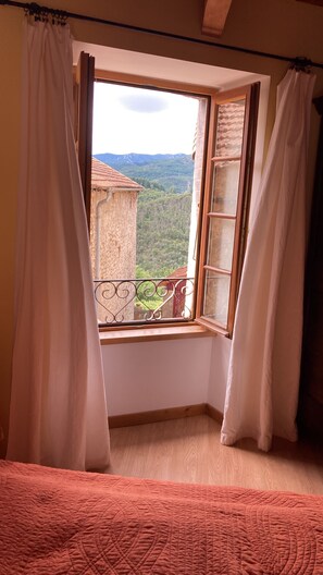 3 bedrooms, iron/ironing board, travel crib, free WiFi