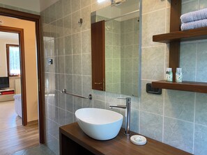 Douche, bidet, serviettes fournies, papier toilette
