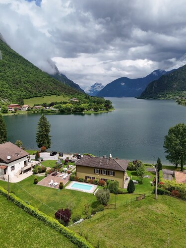 DIRECTLY ON THE BEACH / LAKE, apartment up to 4 people, pool and garden, Villa Soghetta type S2