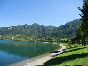 Nära stranden och solstolar
