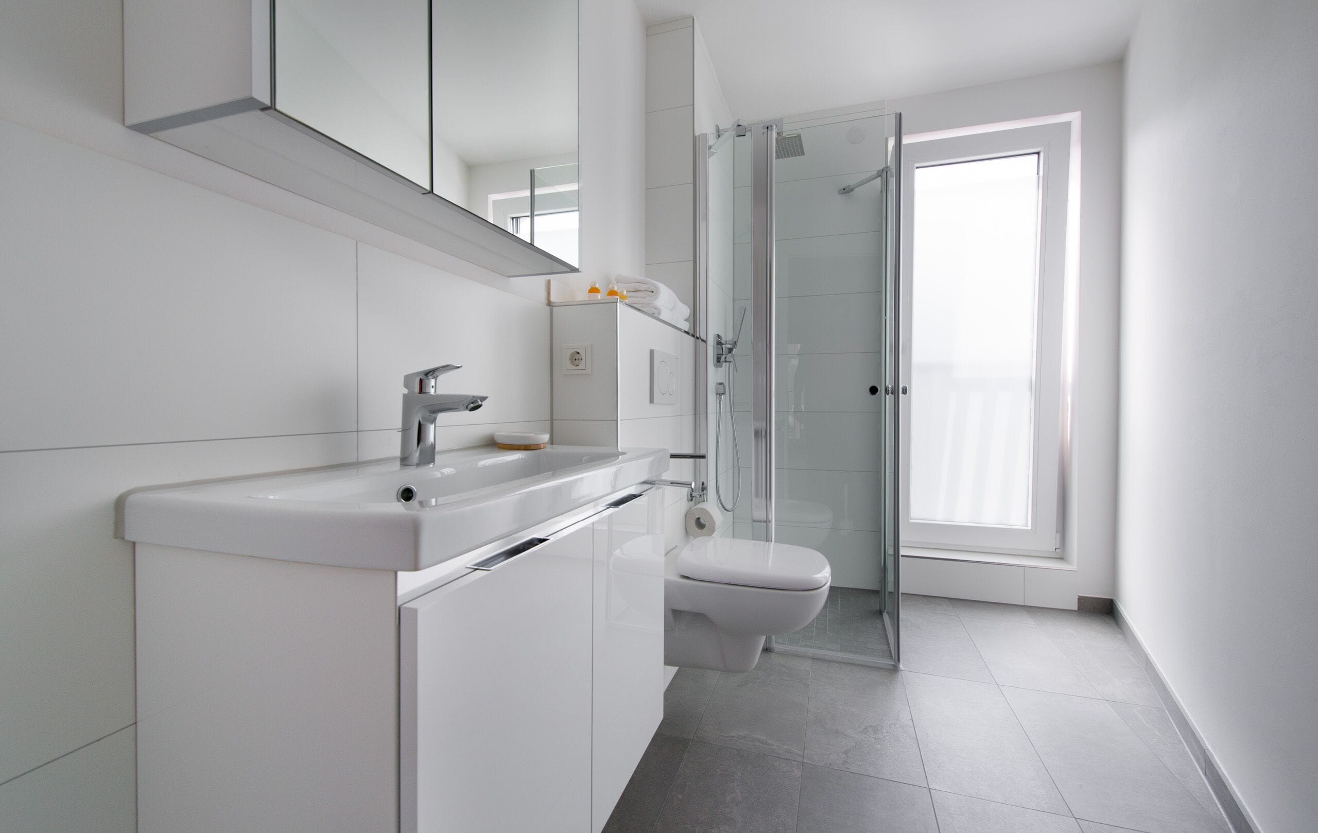 Dusche, Haartrockner, Handtücher, Seife
