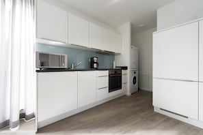 Frigorifero, microonde, forno, piano cottura