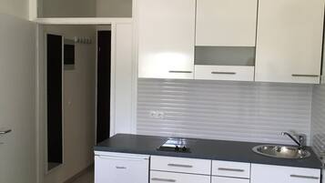 Geladeira, cooktop, cafeteira/chaleira, chaleira elétrica