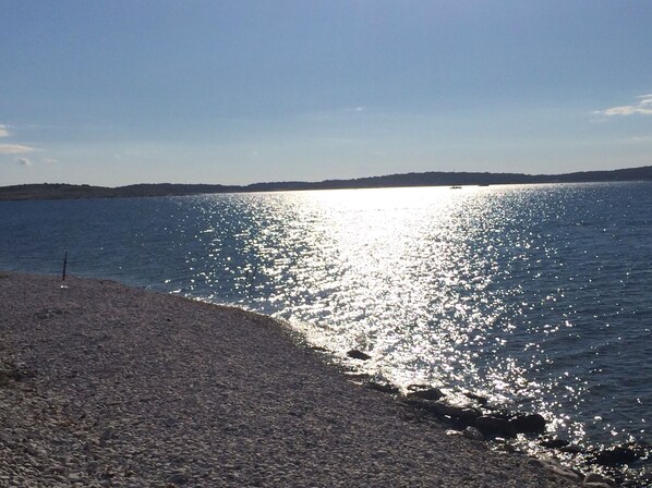 بالقرب من الشاطئ