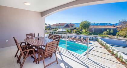 Ylellinen lomamökki, jossa on uima-allas 8–10 hengelle