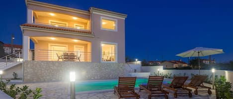 حمّام سباحة خارجي