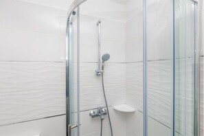 Séchoir à cheveux, serviettes fournies, papier de toilette