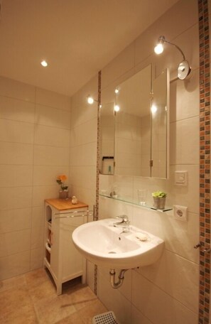 Shower, hair dryer - Ren. Apartment on the ground floor, WiFi, close to the beach, partially fenced, children-u. tierfreundl. (Börgerende-Rethwisch)