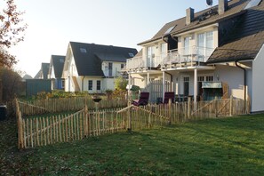 Terrasse mit Staketenzaun