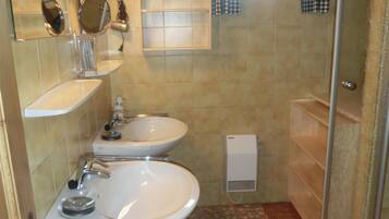 Douche, sĂšche-cheveux, serviettes fournies, savon