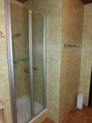 Doccia, asciugacapelli, asciugamani, sapone