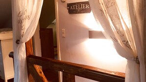 A wooden staircase with a white canopy. A sign on the wall reads "ATELIER". - large family friendly holiday home with terrace and garden close to the old town (Görlitz)