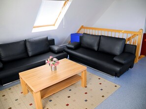 Televisión, reproductor de DVD, futbolito y estéreo 