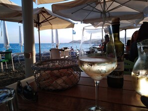 Outdoor dining - Hillside overlooking the sea (italien)