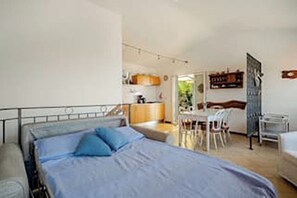 Une chambre à coucher avec un lit, un bureau et une chaise.