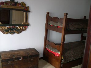 2 habitaciones, tabla de planchar con plancha, wifi y ropa de cama