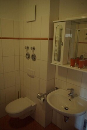 Shower - Darss-Wieck, living room-kitchen-bedroom-balcony, sauna, 2- 3 persons, bicycle shed (Wieck)