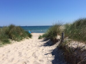 Beach nearby - Beachfront apartment with sea views, beach chair by the sea, parking at the house (Baabe)