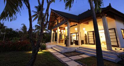 Villa Bima Sena es una villa de lujo frente al mar en el norte de Bali