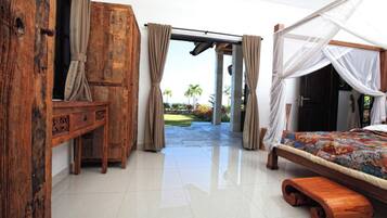 3 bedrooms, in-room safe, iron/ironing board, travel cot
