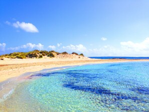 På stranden og solsenger