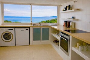 Frigorífico, microondas, horno y placa de cocina