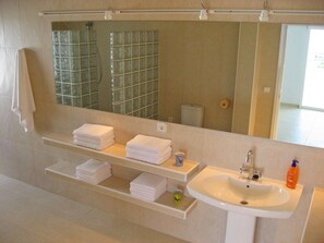 Shower, hair dryer, towels, toilet paper - "BELLA VISTA"    Dream view    Wlan/ Pool (Jesus/Talamanca)