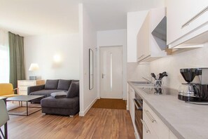 Frigorífico, microondas, horno y placa de cocina