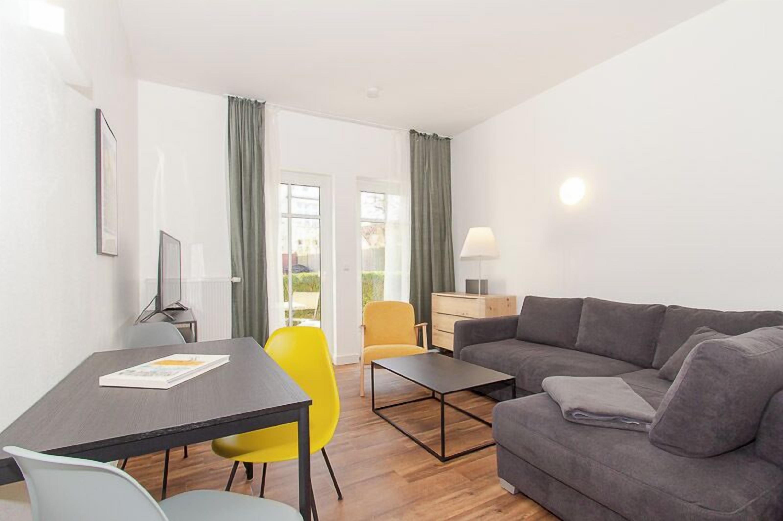 Televisor, reproductor de DVD, videoteca i estèreo 