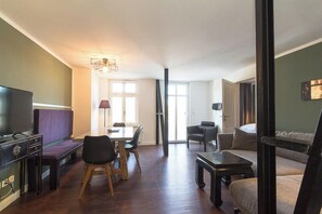 Una televisión, un reproductor de DVD, una videoteca