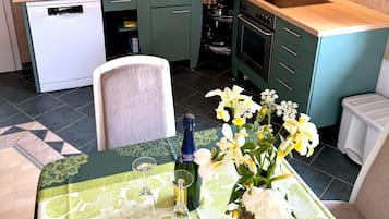 Refrigerador, horno, parrilla de estufa y lavavajillas