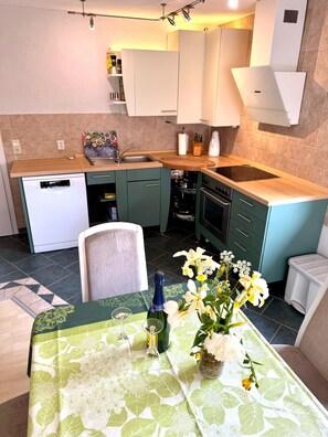 Frigorifero, forno, piano cottura, lavastoviglie