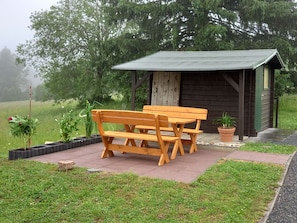 Outdoor dining - comfortable in a quiet, wooded area, hiking and biking directly from the holiday home (Klingenthal/ Mühlleithen)