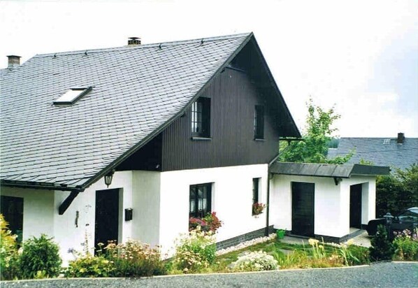 Exterior - comfortable in a quiet, wooded area, hiking and biking directly from the holiday home (Klingenthal/ Mühlleithen)