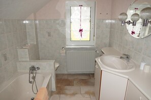 Bathtub, hair dryer, towels, soap - comfortable in a quiet, wooded area, hiking and biking directly from the holiday home (Klingenthal/ Mühlleithen)