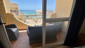 Un balcón con vistas al mar y a la zona de la piscina.