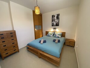 2 chambres, coffre-fort, bureau, fer et planche à repasser