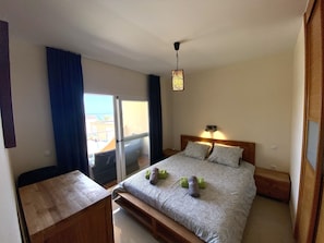 2 bedrooms, in-room safe, desk, iron/ironing board