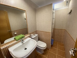 Douche, séchoir à cheveux, serviettes fournies, savon