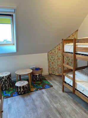 2 bedrooms, iron/ironing board, travel cot, free WiFi