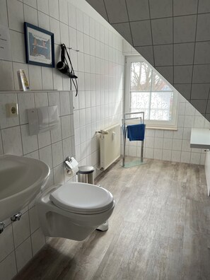 Dusch, hårtork och toalettpapper