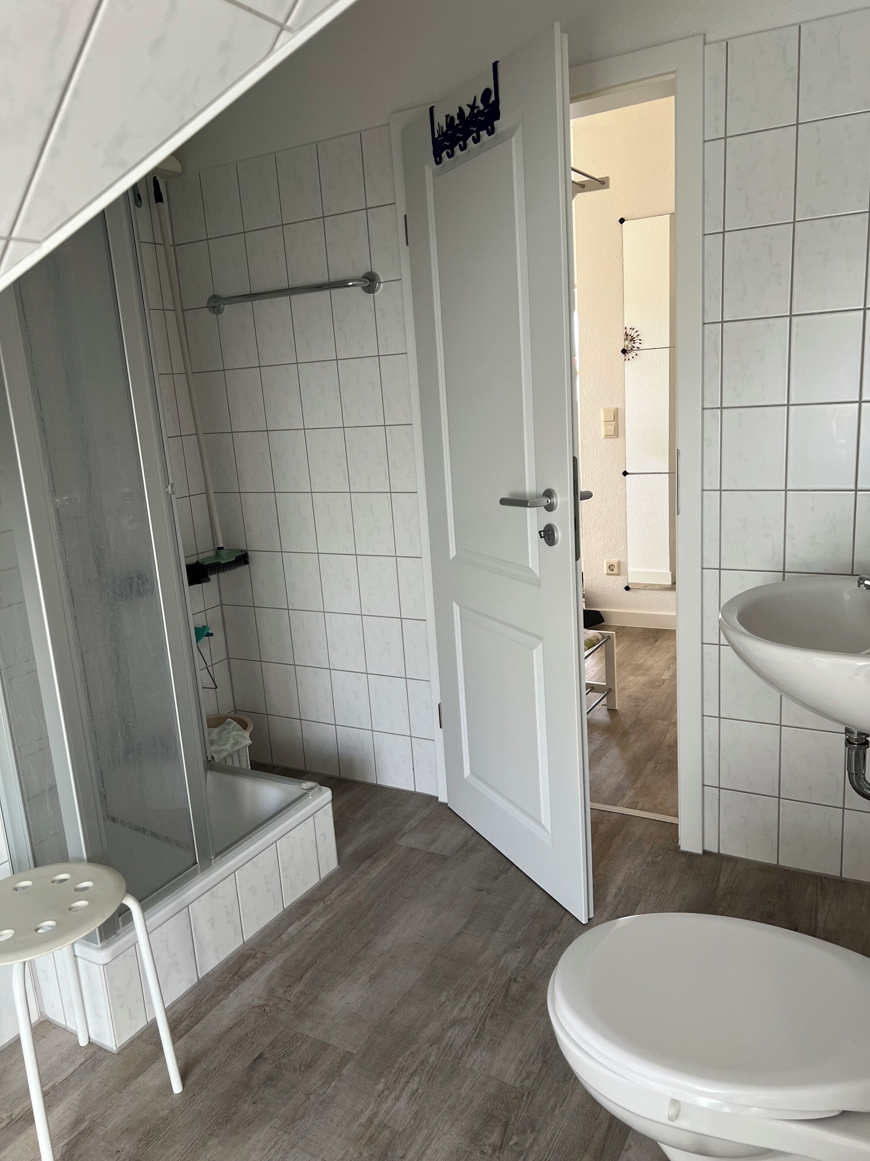 Un baño con ducha, inodoro y lavabo.